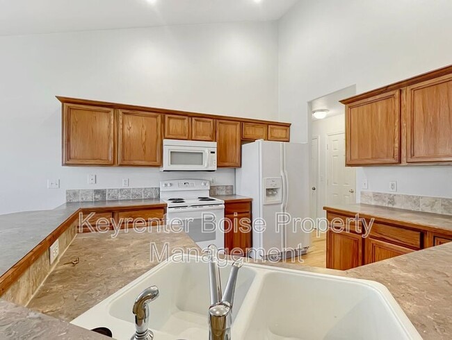Building Photo - 258 S Alcove Ave
