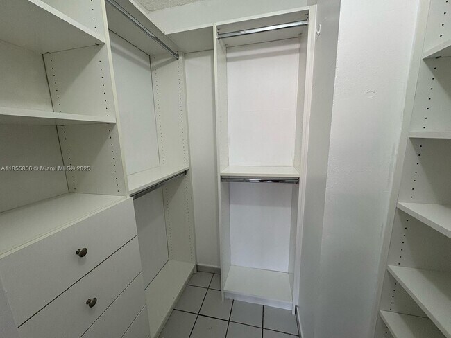 Foto del edificio - 5660 W 25th Ct