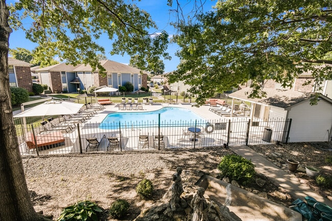 Poolside Lounge - The Arbor Apartments and Townhomes