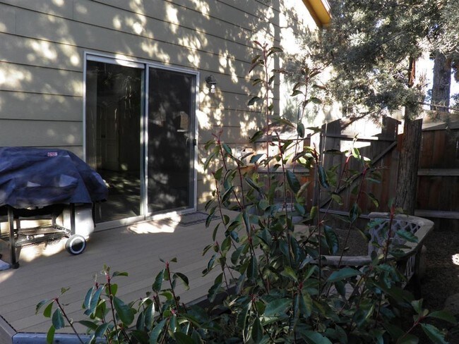 Building Photo - 1045 SW Crosscut Ct