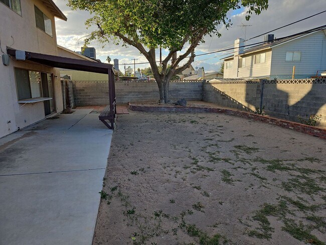 Foto del edificio - Spacious 4-Bedroom Home with Large Backyard & Covered Patio!