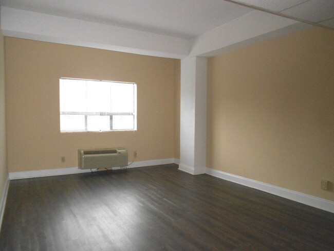 Building Photo - Studio Apartment in Downtown Athens - Step...