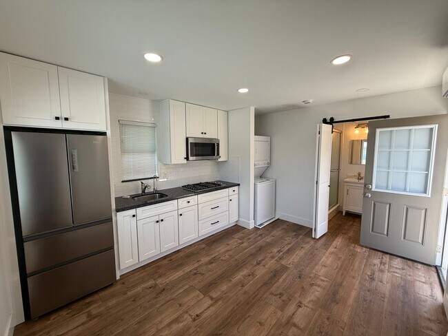 Foto del edificio - Newly Renovated Studio For Rent!