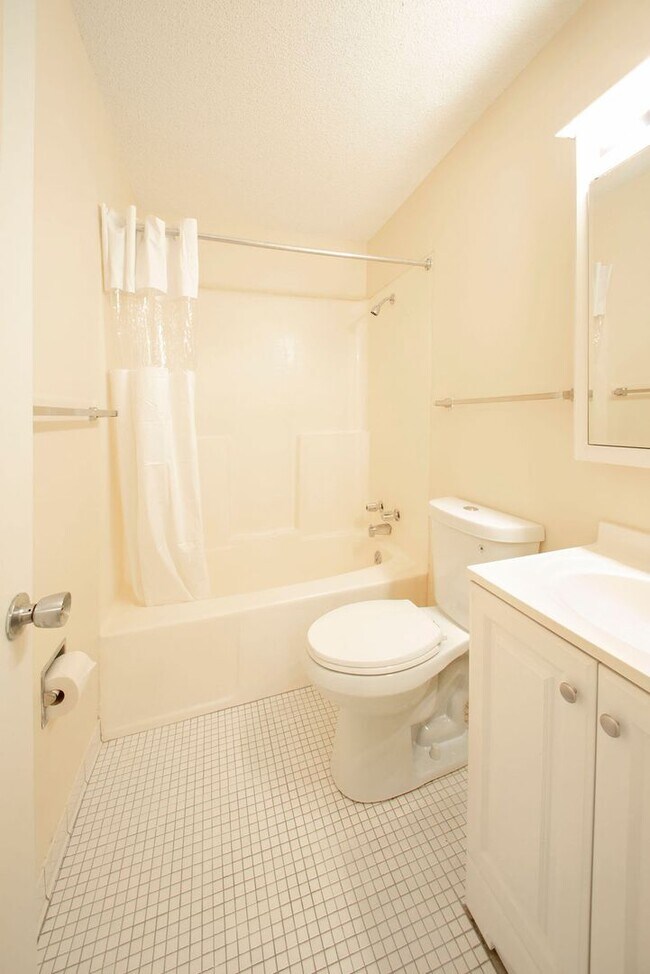 Bay Pointe Apartments Apartments in Excelsior, MN