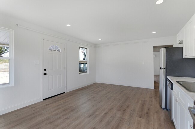 Building Photo - 2303 Parkview Ave