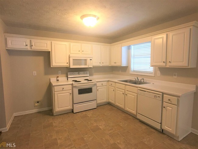 Building Photo - 240 Saddlebrook Dr