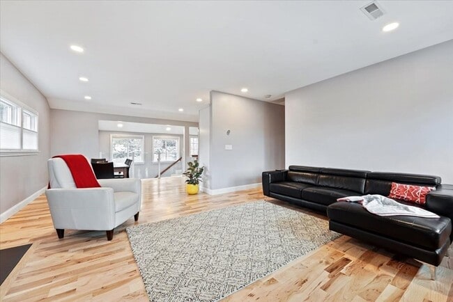 Building Photo - 90 Stoneleigh Rd