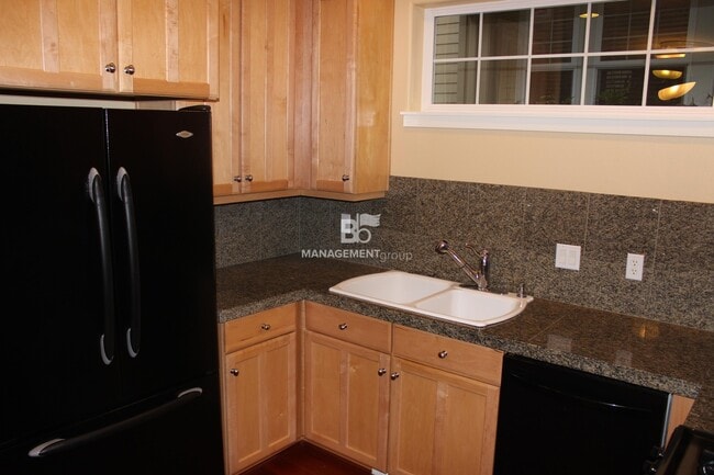 Building Photo - Light & Bright Forest Heights Home- Hardwo...