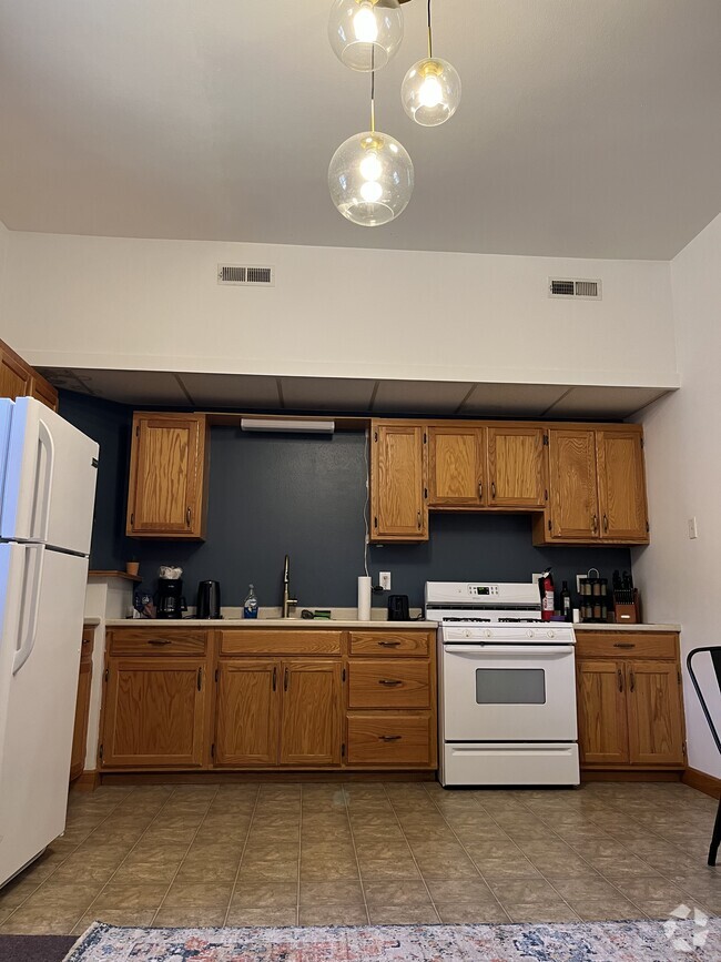 Building Photo - 833 Ave G