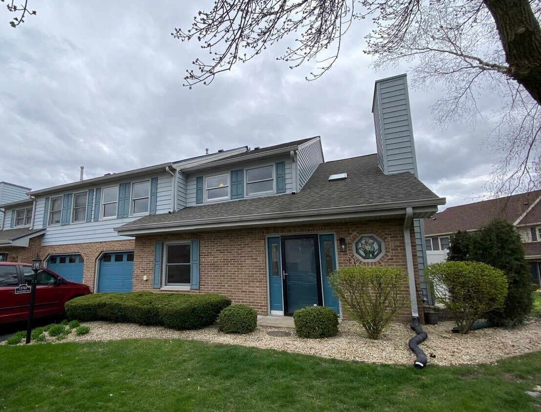 15703 Danford Ln, Orland Park, IL 60462 Condo for Rent in Orland Park