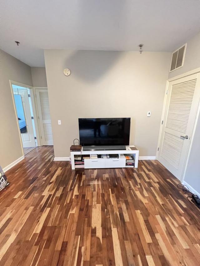 Building Photo - 1 bedroom in Chicago IL 60608