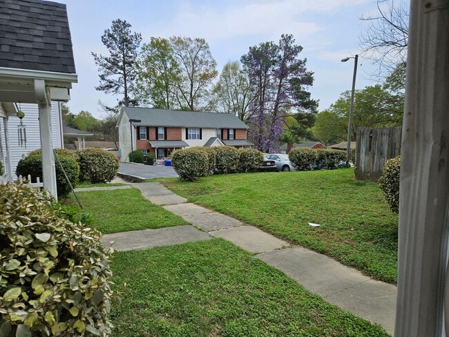 Building Photo - Lovely 2br 2.5ba End Unit Townhome! Availa...