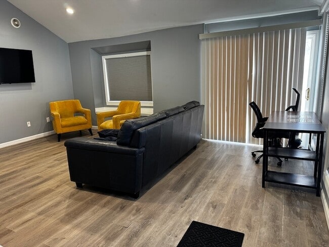 Building Photo - 6 Chamberlain Rd