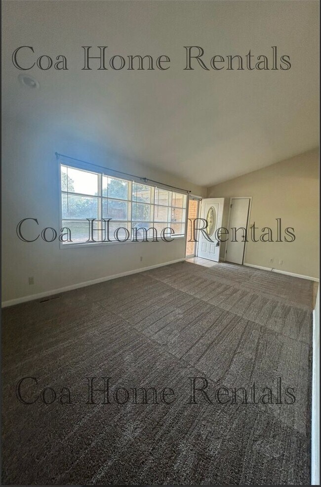 Foto del edificio - Great East side corner lot home