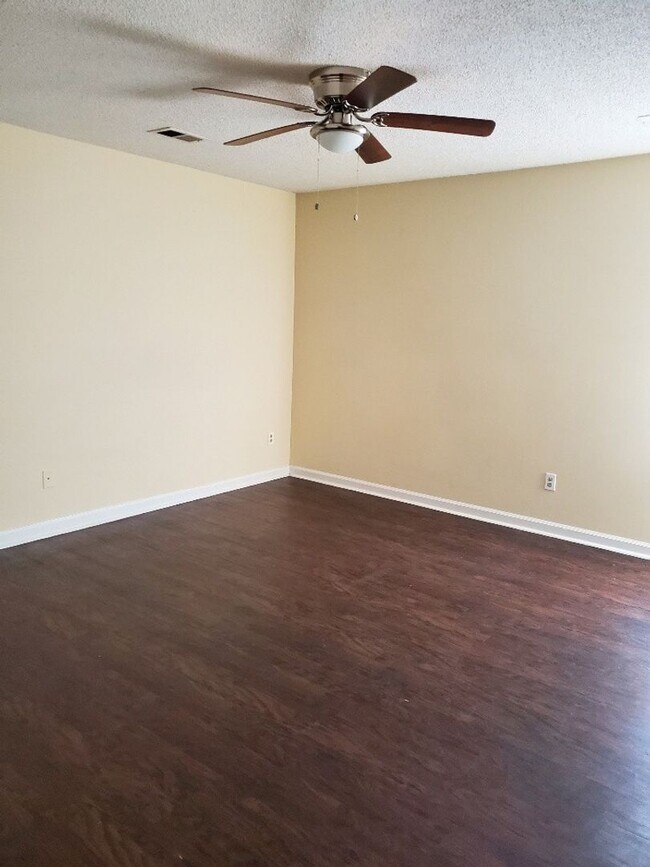 Foto del edificio - 639 Ed Beckham Rd