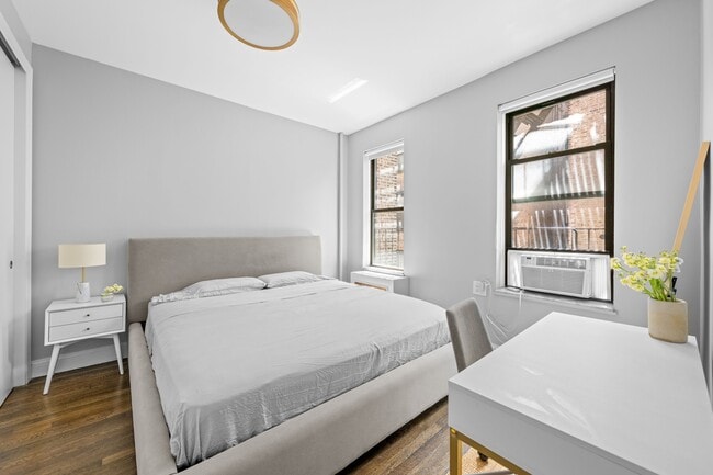 Building Photo - 270 W 11th St
