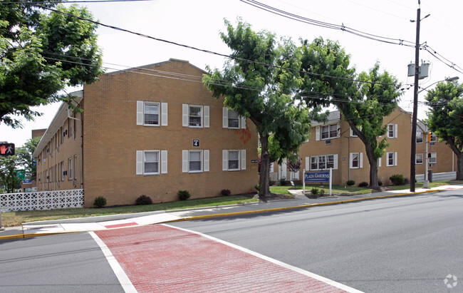 Building Photo - Plaza Garden Apartments