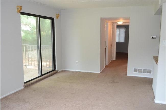 Building Photo - 856 Putnam Blvd