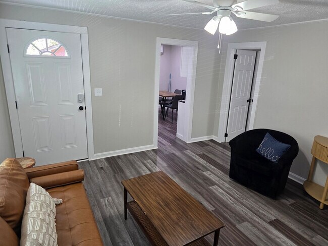 Foto del edificio - 128 Forest St