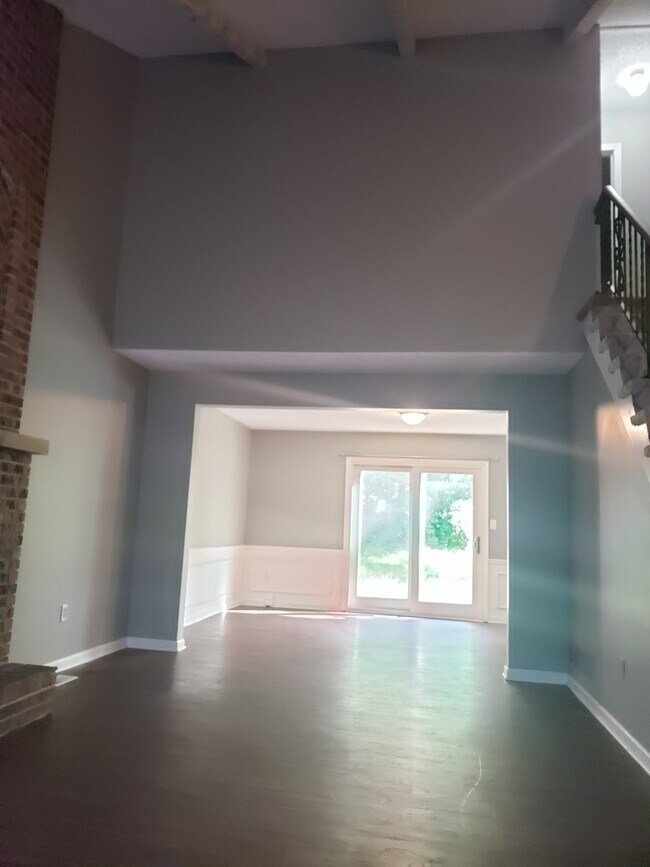 Building Photo - Amazing Overland Park Duplex-Available in ...