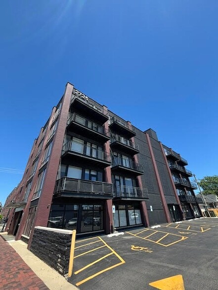 Building Photo - 2725 N Thatcher Ave