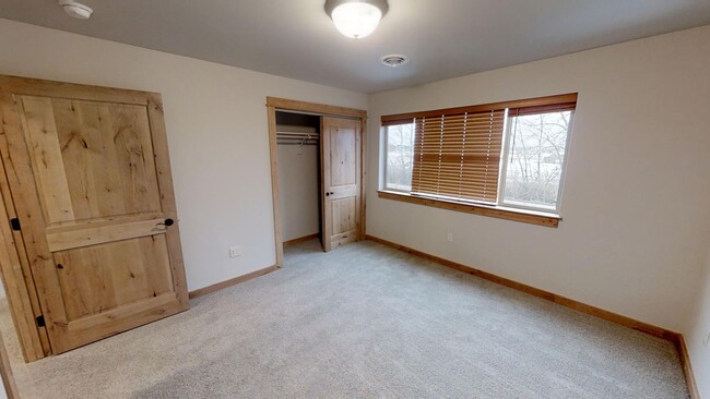 Foto del edificio - Spacious Townhome, 2-Car Garage, Fenced in...