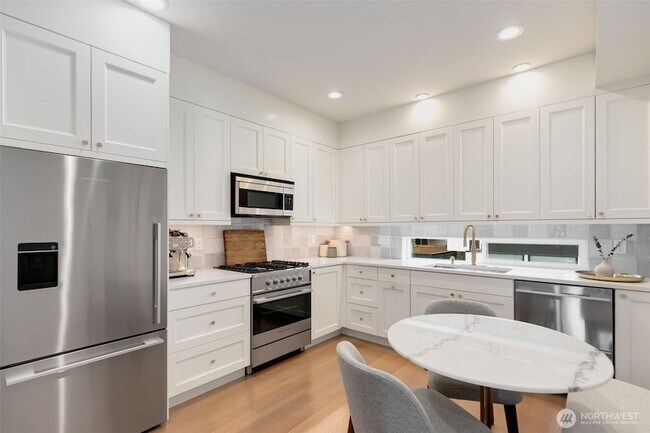 Foto del edificio - 5030 Sand Point Pl NE