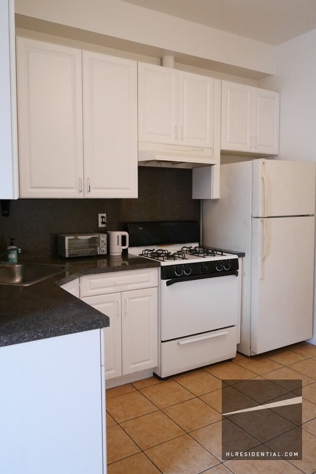 Building Photo - 107 Graham Ave