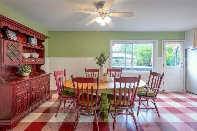 Foto del edificio - Stunning 5 Bedroom House in Overland Park