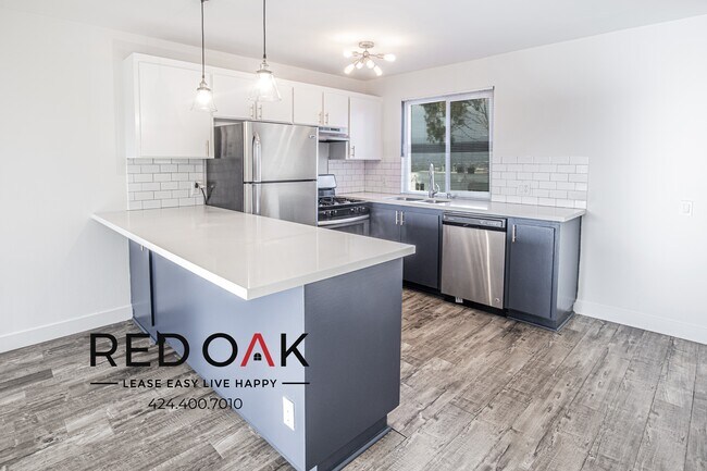 Foto del edificio - Fantastic One of a Kind Spacious Two Story...