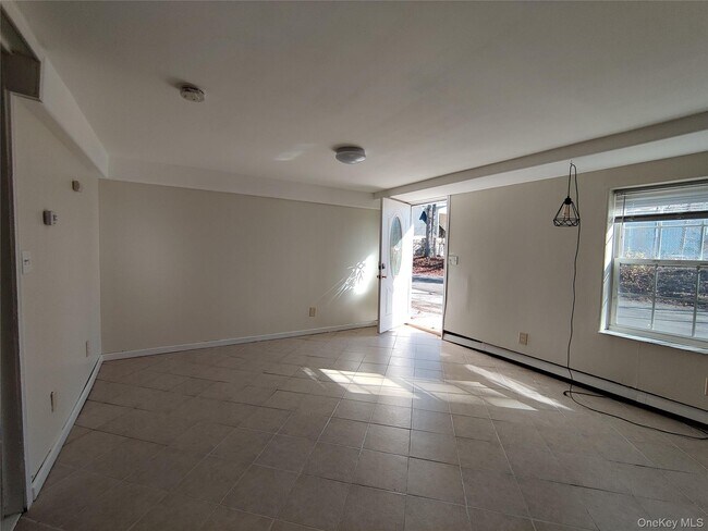 Foto del edificio - 136 Stringham Rd