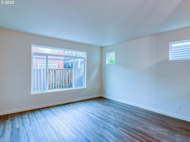 Foto del edificio - Beautiful 3 bedroom Home with Large Fully ...