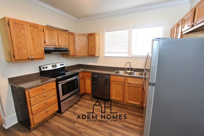 Building Photo - Beautiful Brick Home Minutes from Midtown,...