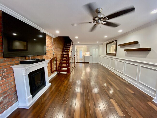 Building Photo - SPACIOUS & MODERN 3 BD/1.5 BA HOME w/Centr...