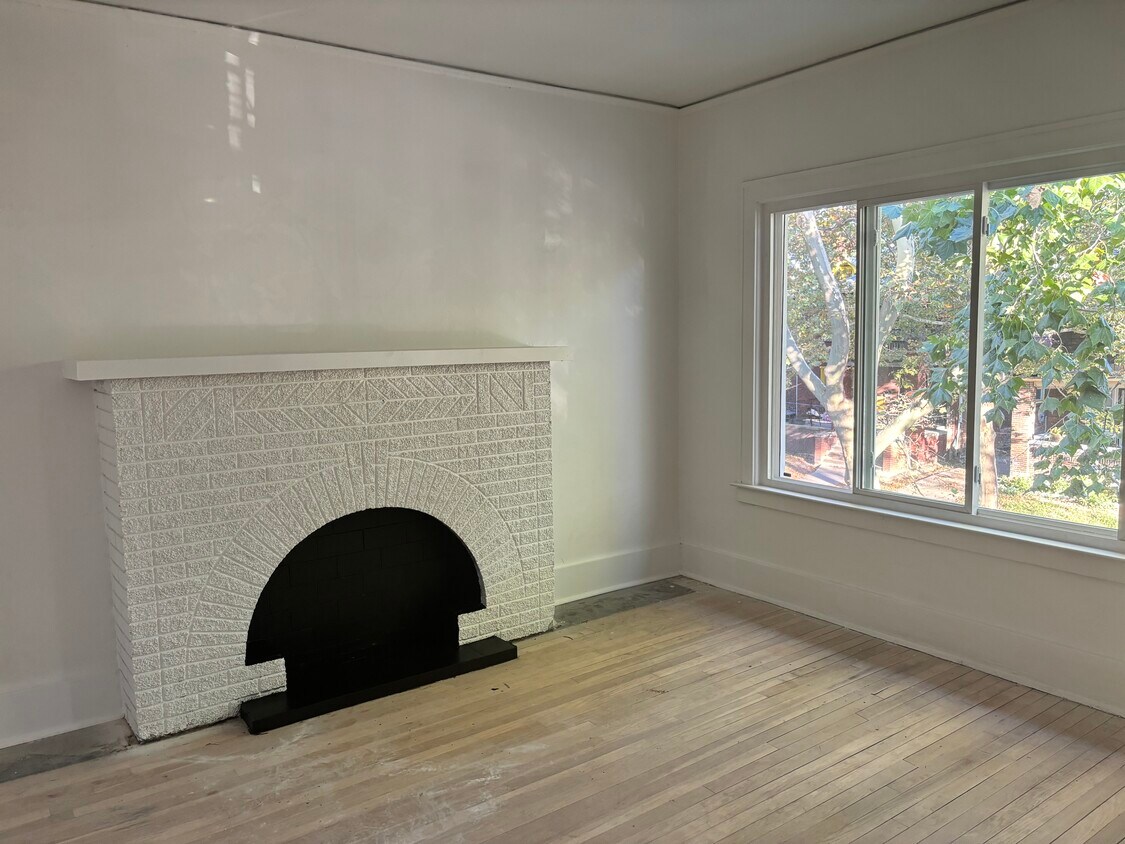 Building Photo - 3242 Clairmount Ave