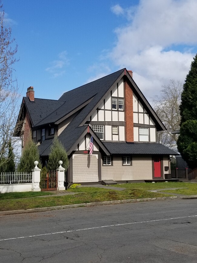 Building Photo - 901 N Yakima Ave