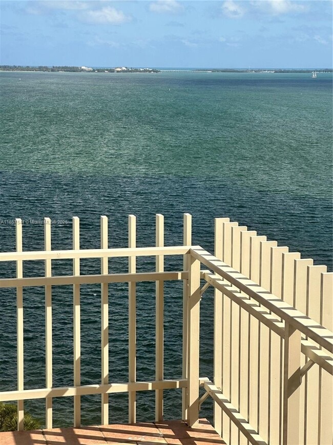 Foto del edificio - 2 Grove Isle Dr