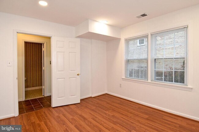 Foto del edificio - 6835 Washington Blvd