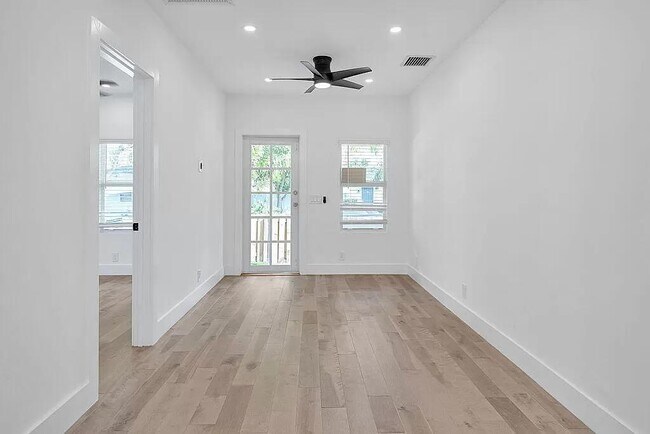 Foto del edificio - 829 N K St