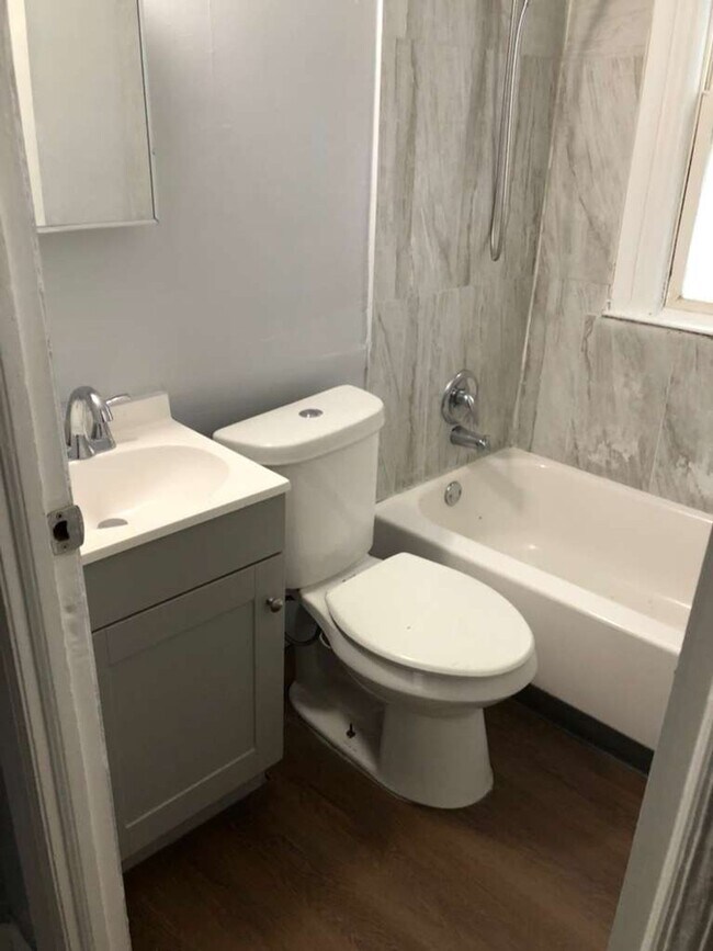 Foto del edificio - Charming Renovated 2-Bedroom Lower Unit – Section 8 Welcome