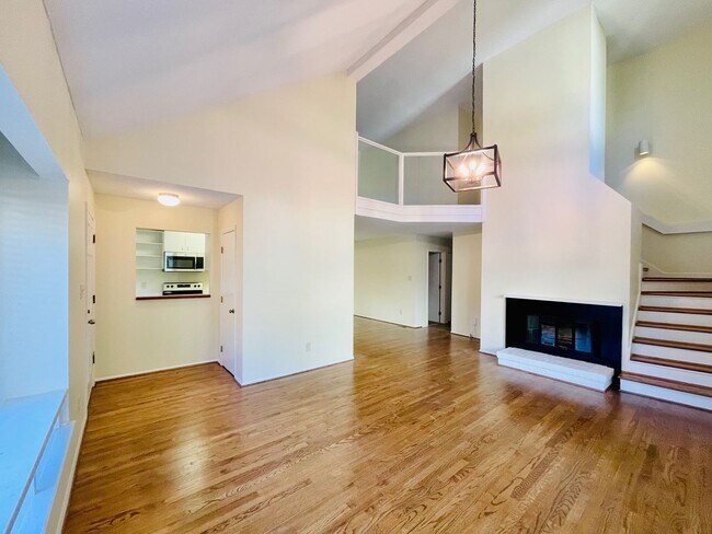 Foto del edificio - A Beautiful Updated End Unit Townhouse in Coventry, with 2 bedrooms on the first floor. Right nex...