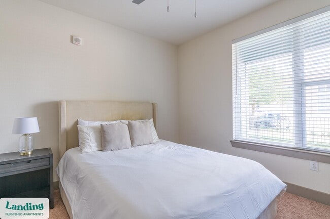 Building Photo - 300 Enclave Dr