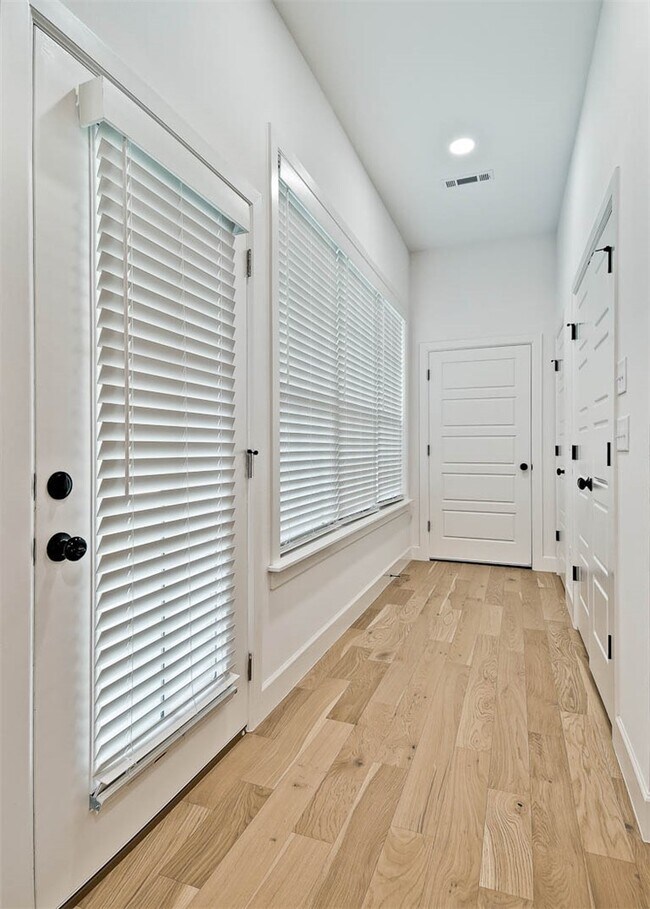 Building Photo - 506 W Persimmon St