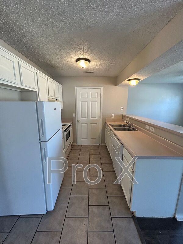 Building Photo - 413 Village Ln