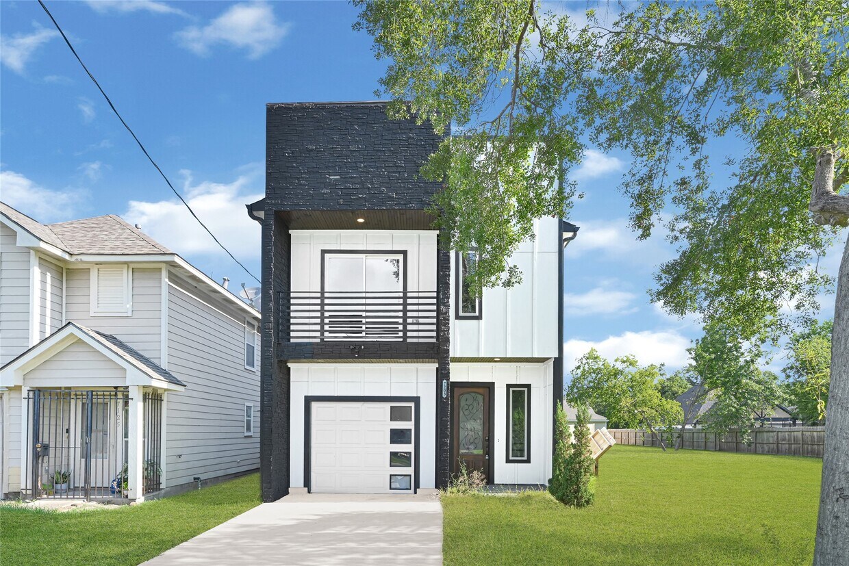 Foto principal - 7203 Weyburn St