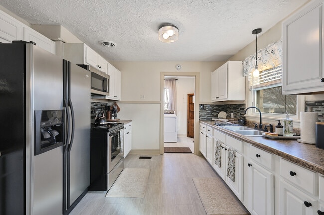 Building Photo - 1700 Kirby Dr