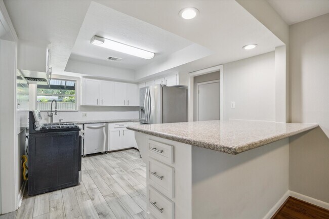 Foto del edificio - 6136 Birdwood Rd
