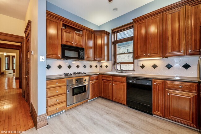 Kitchen - 2120 N Cleveland Ave