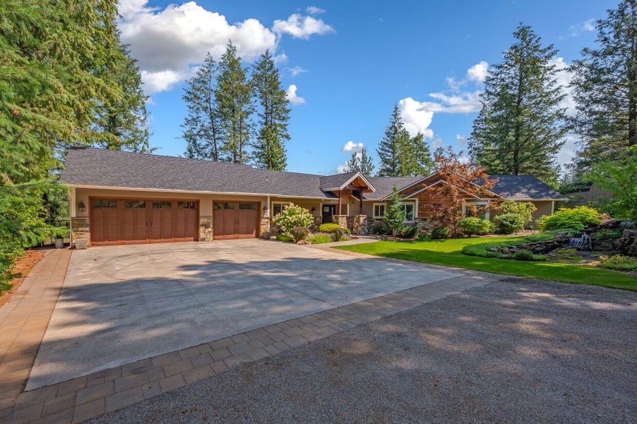 Primary Photo - Riverfront Property 3 bed 3 bath