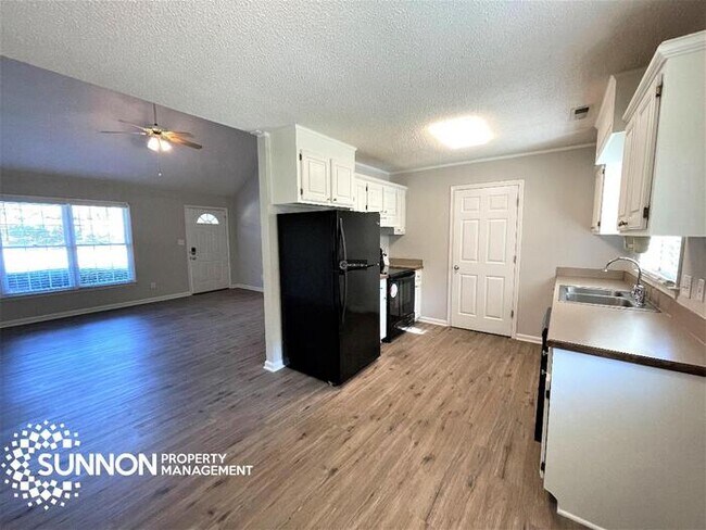 Building Photo - ADORABLE 3bd/2bath ranch in serene Hickory...